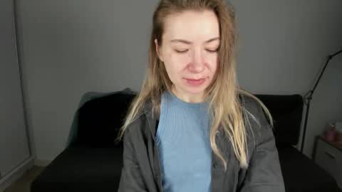 Snapshot of mia_luxx92 chatting on 12-23-25, 07:28 Mia online show from 12-23-25, 07:28