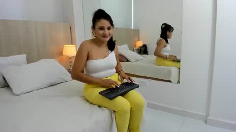 Snapshot of mia_mercier chatting on 06-11-26, 11:30 Mia Mercier online show from 06-11-26, 11:30