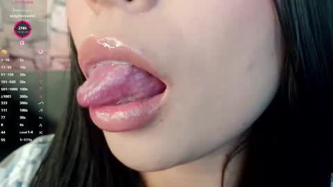 Mia online show from 12-05-25, 05:49