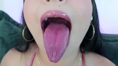 Mia online show from 05-17-26, 10:39