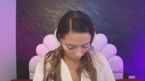 Mia online show from 04-07-26, 12:05