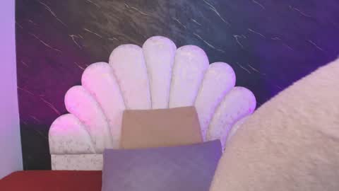 Mia online show from 04-15-26, 12:12