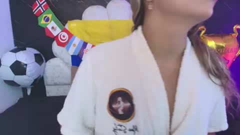 Snapshot of miaabrown__ chatting on 07-04-26, 12:00 Mia online show from 07-04-26, 12:00