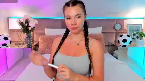 Snapshot of miaamuse chatting on 06-23-26, 07:01 Mia online show from 06-23-26, 07:01