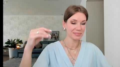 Mia online show from 05-21-26, 04:30