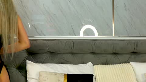 Mia online show from 04-02-26, 10:18