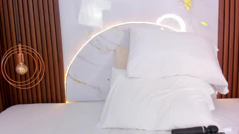 Snapshot of miamiller69 chatting on 04-28-26, 04:39 Mia online show from 04-28-26, 04:39