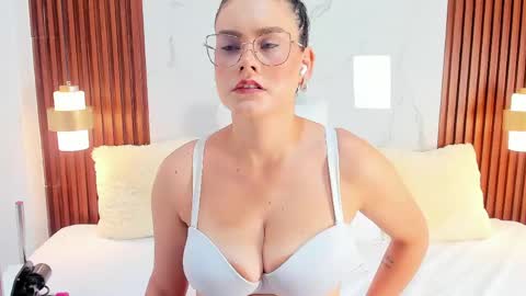 Snapshot of miamiller69 chatting on 05-28-26, 04:32 Mia online show from 05-28-26, 04:32