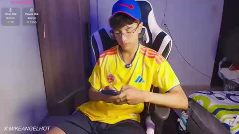 Snapshot of mike_pineapple chatting on 06-19-26, 03:33 Mike Pineapple online show from 06-19-26, 03:33