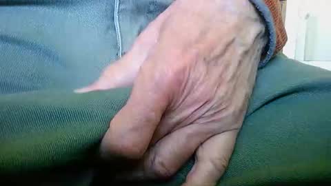 Snapshot of mikeybed chatting on 04-23-26, 02:30 mikeybed online show from 04-23-26, 02:30