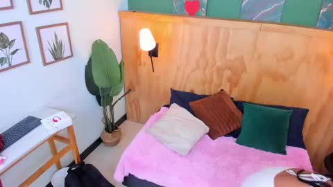 Snapshot of mila_samy chatting on 10-01-25, 12:00 Mila and samy online show from 10-01-25, 12:00