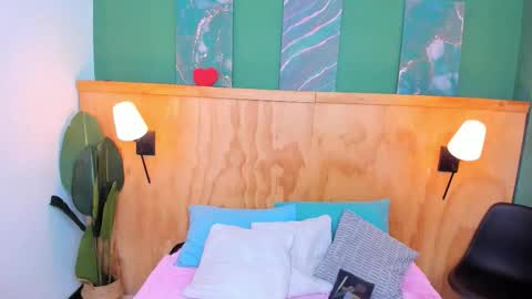 Snapshot of mila_samy chatting on 10-31-25, 12:17 Mila and samy online show from 10-31-25, 12:17