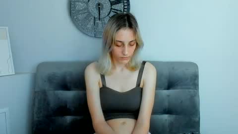 Snapshot of milaglow chatting on 06-19-26, 03:27 MilaGlow online show from 06-19-26, 03:27