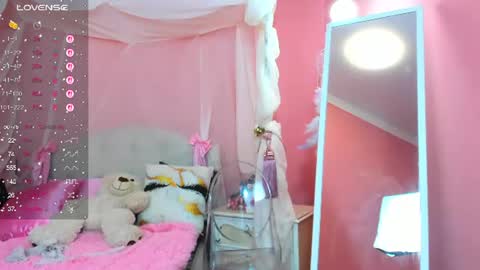 Snapshot of milalewi chatting on 07-25-26, 02:20 MilaLewi online show from 07-25-26, 02:20