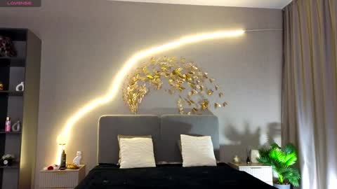 Annie  dont forget to thumbs up me  online show from 12-23-24, 11:47