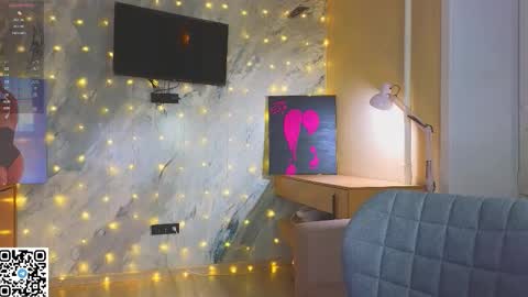 Snapshot of miss_bubbles chatting on 12-21-25, 11:23 Sandy online show from 12-21-25, 11:23