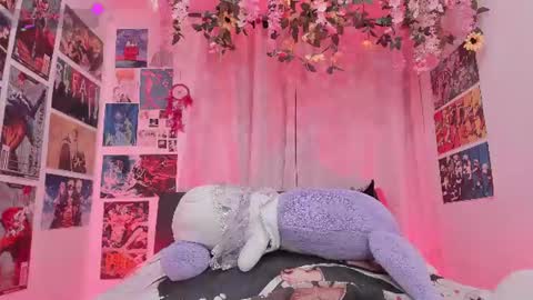 Snapshot of misscurvytop chatting on 06-21-26, 11:07 Vane online show from 06-21-26, 11:07