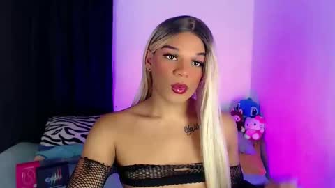 Snapshot of missfer_bigdick chatting on 05-11-26, 06:05 Fer online show from 05-11-26, 06:05