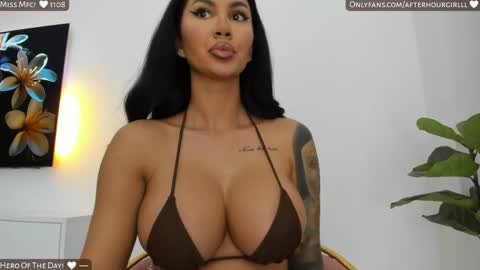Snapshot of misspinkroom chatting on 04-18-26, 07:18 Renata online show from 04-18-26, 07:18