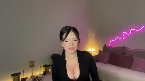 Snapshot of mistress_of_hearts chatting on 05-16-26, 08:18 Mia online show from 05-16-26, 08:18