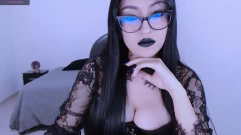 Snapshot of mistress_zafirah chatting on 01-18-26, 01:53 Mistress online show from 01-18-26, 01:53