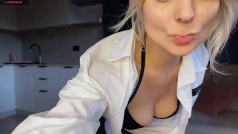 Snapshot of molly_beauti chatting on 05-11-26, 02:45 Molly online show from 05-11-26, 02:45