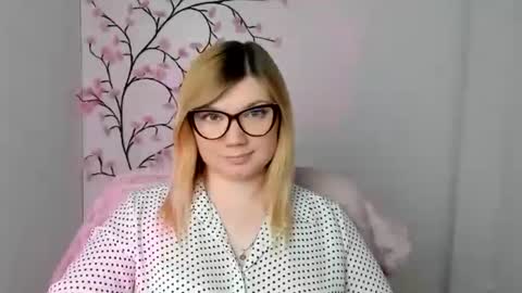 Molly online show from 04-14-26, 11:27