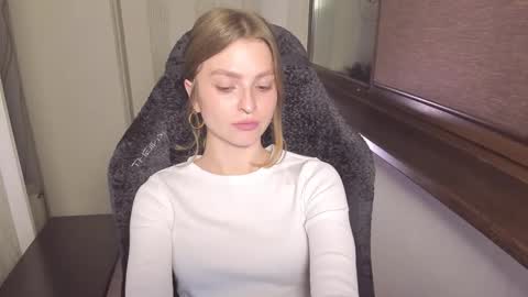 Snapshot of mollydangerous chatting on 12-21-25, 07:32 Taisha online show from 12-21-25, 07:32