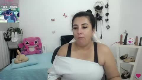Snapshot of mom_17 chatting on 06-19-26, 01:26 Celeste online show from 06-19-26, 01:26