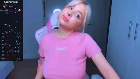 Snapshot of monalauu chatting on 01-08-25, 11:10 online show from 01-08-25, 11:10