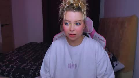 Snapshot of monalauu chatting on 09-30-25, 12:59 online show from 09-30-25, 12:59