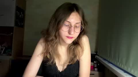 Mia online show from 06-25-26, 05:50