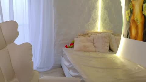 Snapshot of monique_a chatting on 04-09-26, 11:26 Ask me online show from 04-09-26, 11:26
