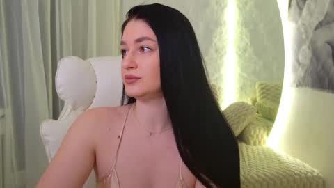 Snapshot of monique_a chatting on 05-21-26, 04:41 Ask me online show from 05-21-26, 04:41