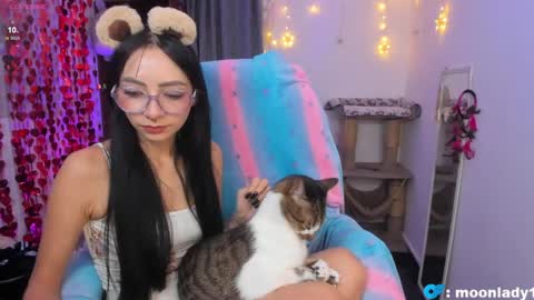 Snapshot of moonlady_ chatting on 04-19-26, 11:18 MOON online show from 04-19-26, 11:18