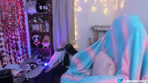 Snapshot of moonlady_ chatting on 04-29-26, 11:33 MOON online show from 04-29-26, 11:33