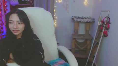 Snapshot of moonlady_ chatting on 05-03-26, 12:27 MOON online show from 05-03-26, 12:27