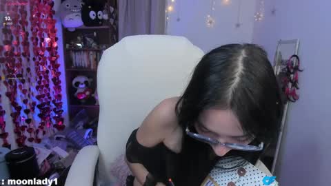 Snapshot of moonlady_ chatting on 05-05-26, 01:57 MOON online show from 05-05-26, 01:57