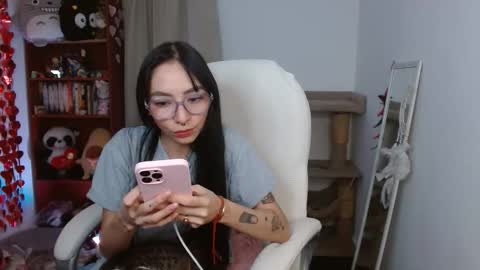 Snapshot of moonlady_ chatting on 05-27-26, 04:53 MOON online show from 05-27-26, 04:53