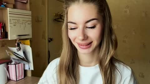 Stella online show from 04-15-26, 05:25