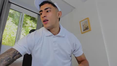 Snapshot of mr_adrian_ chatting on 04-10-26, 01:05 online show from 04-10-26, 01:05