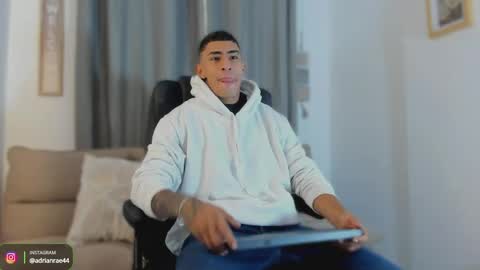 Snapshot of mr_adrian_ chatting on 04-11-26, 12:42 online show from 04-11-26, 12:42