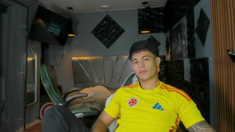 Snapshot of mr_mois chatting on 05-21-26, 10:06 mr_mois online show from 05-21-26, 10:06