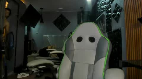 Snapshot of mr_mois chatting on 06-18-26, 06:02 mr_mois online show from 06-18-26, 06:02