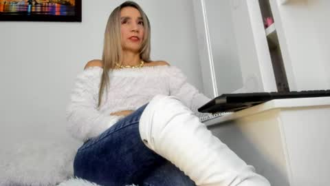 Snapshot of ms_lunarose chatting on 06-13-26, 01:58 ms_lunarose online show from 06-13-26, 01:58