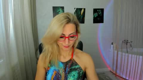 Snapshot of museofstage chatting on 03-11-26, 11:27 Diana online show from 03-11-26, 11:27