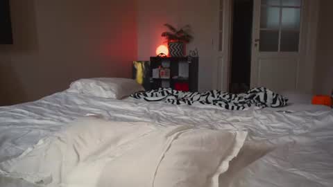 Snapshot of mynaughtynights chatting on 07-08-26, 01:04 Sima online show from 07-08-26, 01:04