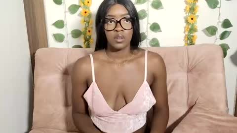 Nahomy  online show from 06-24-26, 07:35
