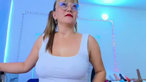 Snapshot of naomi_diamond_ chatting on 05-30-26, 11:18 Naomi online show from 05-30-26, 11:18