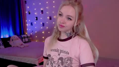 Snapshot of naughty_mablee chatting on 06-12-26, 01:26 Mable online show from 06-12-26, 01:26